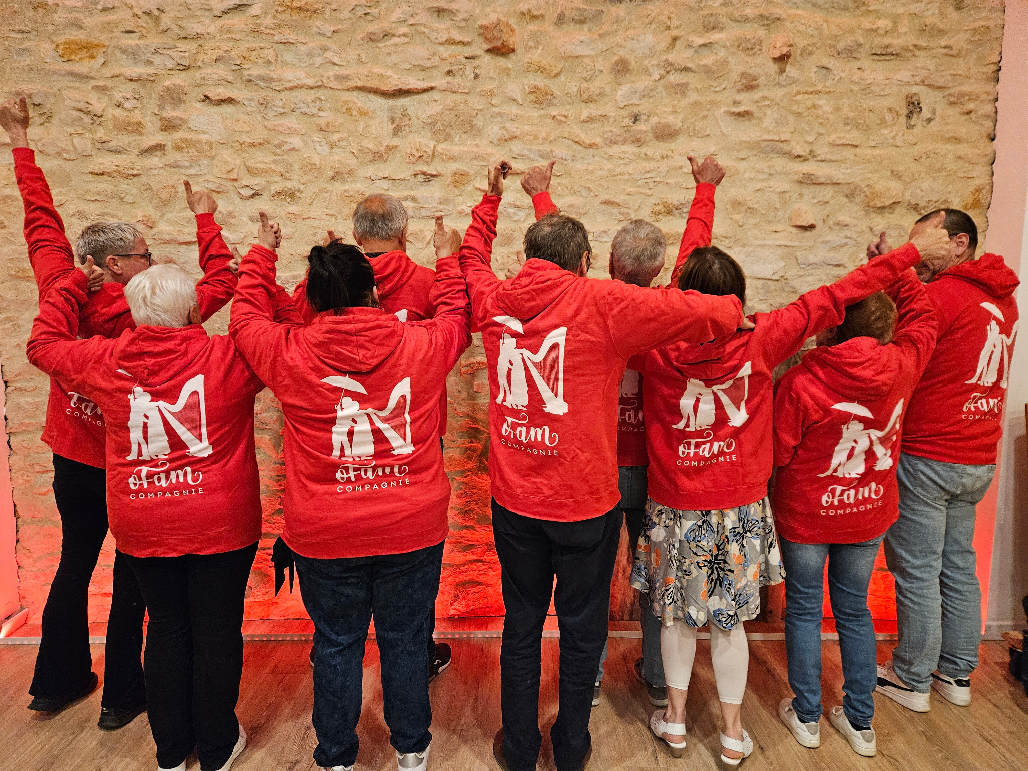 Bénévoles de la Compagnie OFAM réunis avec les sweats de la compagnie