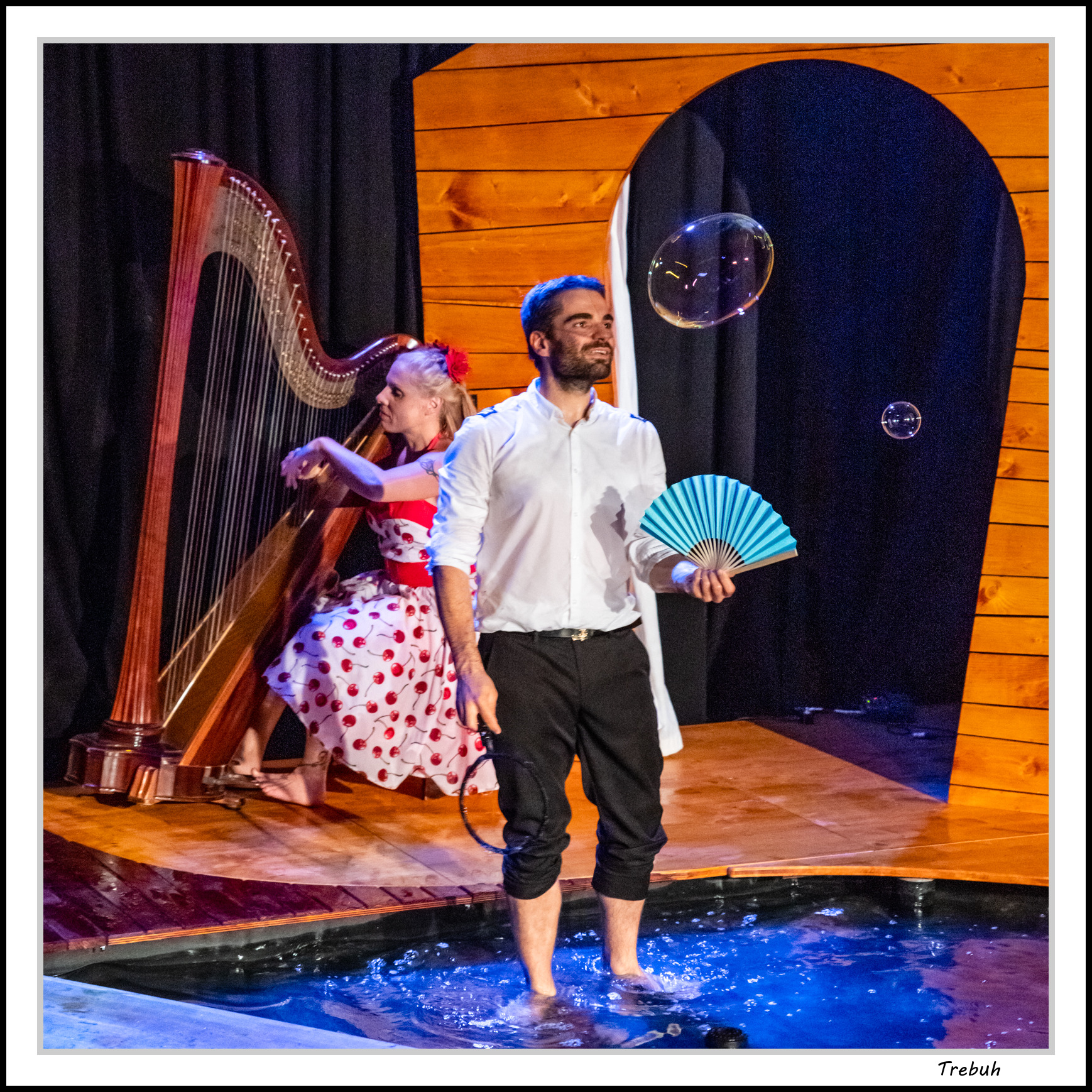 Le Cabaret Aquatique, harpe et bulles