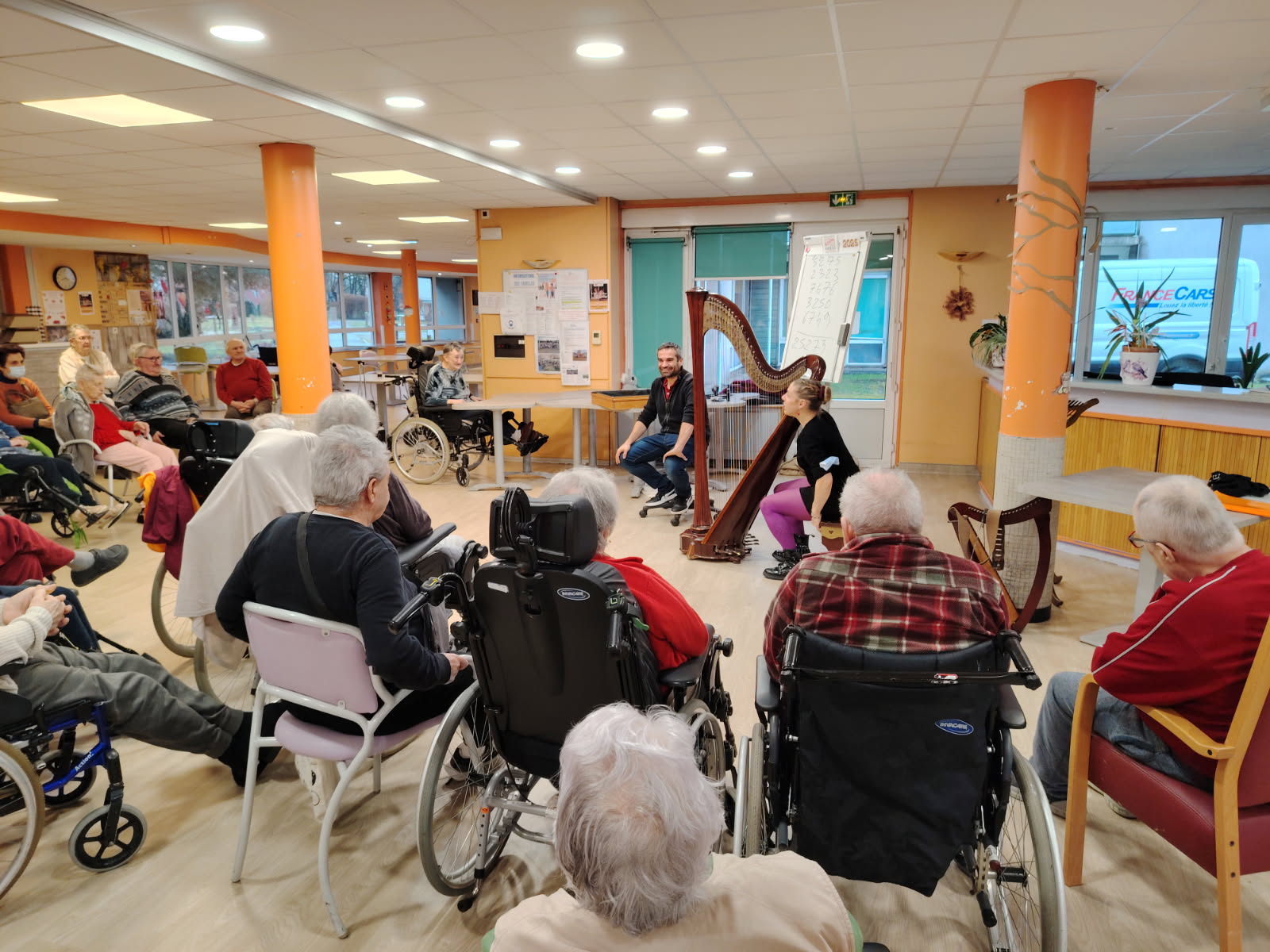 Action culturelle de la Compagnie OFAM autour de la harpe auprès de résidents d’un EHPAD